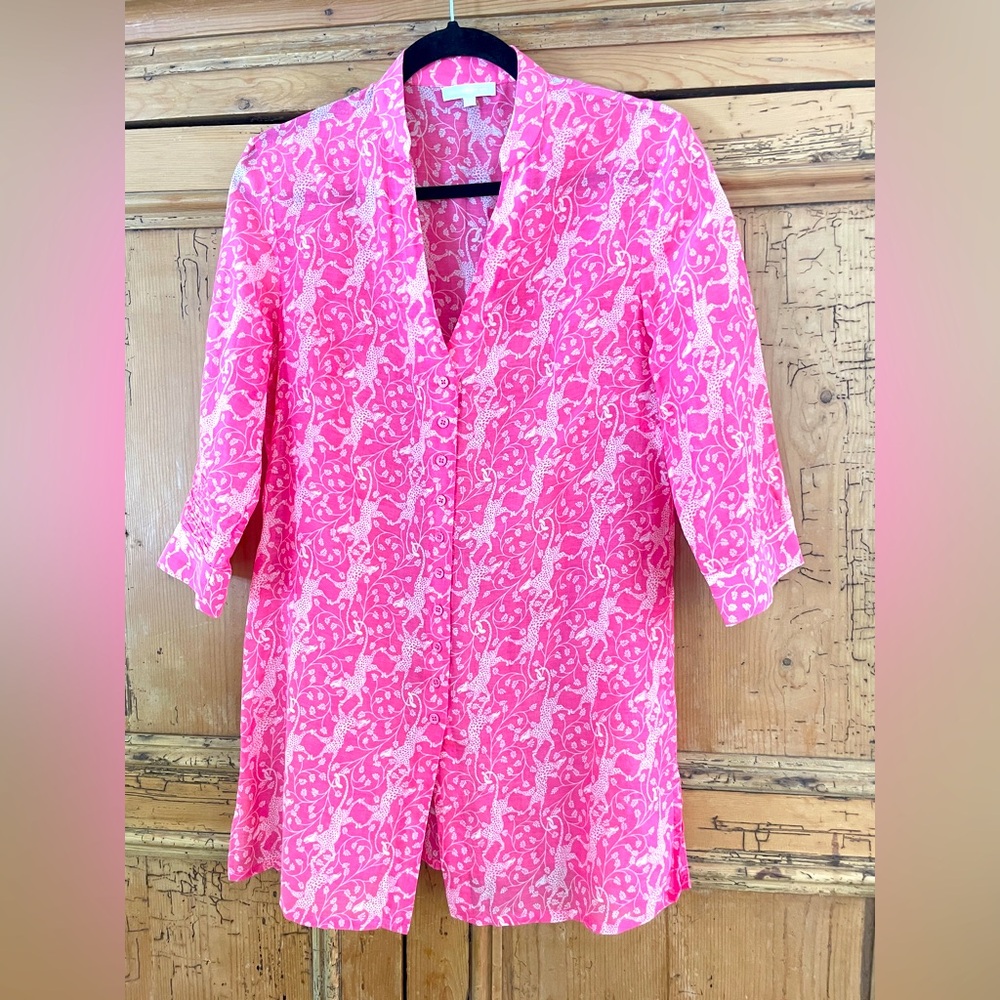 Pink House Mustique pink leopard Sz M
Lightweight cotton button front cover up